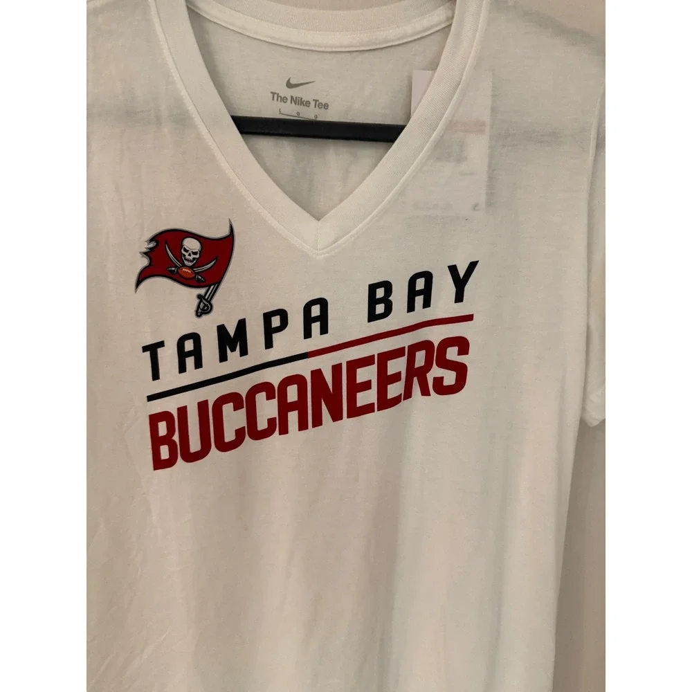 Women's Nike Tampa Bay Buccaneers V-Neck Graphic T-Shirt White Size Large NWT